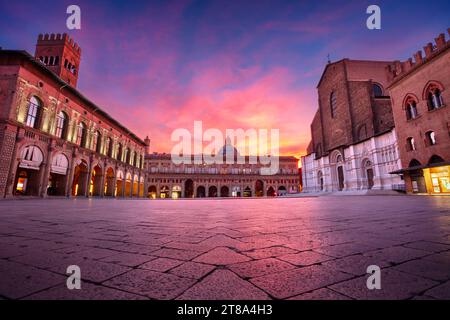 Bologne, Italie. Image du paysage urbain de la vieille ville de Bologne, Italie avec Piazza Maggiore au beau lever du soleil d'automne. Banque D'Images