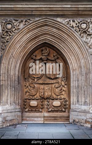 La porte d'entrée ouest en bois richement sculptée de l'abbaye de Bath dans le Somerset, en Angleterre. Banque D'Images