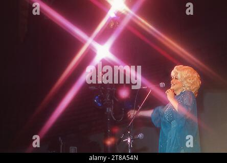 La superstar Dolly Parton se produisant sur scène lors d'un concert lors de sa tournée du Midwest en 1978. Banque D'Images