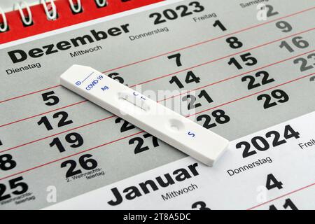 Calendrier allemand 2023 décembre et 2024 janvier et Corona Rapid Antigen Test Banque D'Images