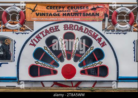 L'image est de bateaux de plaisance de croisière à louer à la marina de petit bateau de Wroxham dans la ville de Norfolk de Wroxham sur les Norfolk Broads Banque D'Images