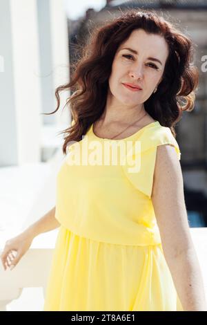 belle femme brune debout sur le balcon dans l'appartement de l'air frais Banque D'Images