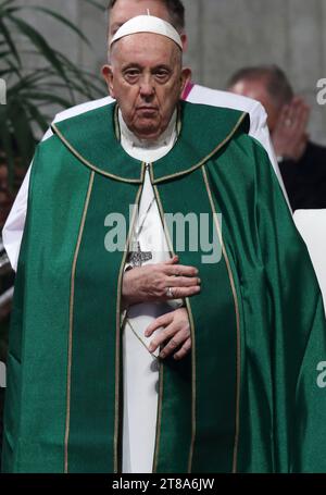 19 novembre 2023 - LE PAPE FRANÇOIS préside la Sainte Messe à l'occasion de la VIIe Journée mondiale des pauvres à St. Basilique de Pierre au Vatican. © EvandroInetti via ZUMA Wire (image de crédit : © Evandro Inetti/ZUMA Press Wire) USAGE ÉDITORIAL SEULEMENT! Non destiné à UN USAGE commercial ! Banque D'Images