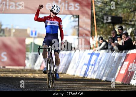 Troyes, France. 19 novembre 2023. Le néerlandais Tibor Del Grosso célèbre alors qu'il franchit la ligne d'arrivée pour remporter la course U23 lors de l'épreuve cycliste de coupe du monde de cyclocross à Troyes, France, étape 4 (sur 14) de la compétition de coupe du monde de cyclocross UCI, dimanche 19 novembre 2023. BELGA PHOTO JASPER JACOBS crédit : Belga News Agency/Alamy Live News Banque D'Images