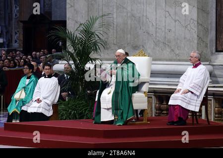 19 novembre 2023 - LE PAPE FRANÇOIS préside la Sainte Messe à l'occasion de la VIIe Journée mondiale des pauvres à St. Basilique de Pierre au Vatican. © EvandroInetti via ZUMA Wire (image de crédit : © Evandro Inetti/ZUMA Press Wire) USAGE ÉDITORIAL SEULEMENT! Non destiné à UN USAGE commercial ! Banque D'Images