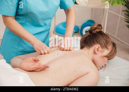 massage du dos dans la chambre sur le canapé relaxation ostéopathie relax Banque D'Images