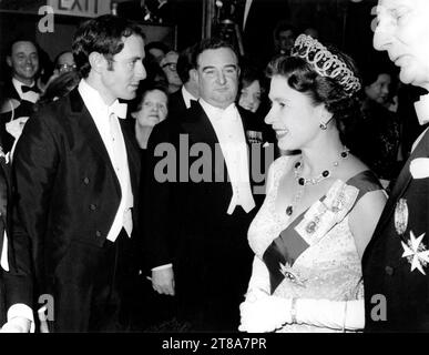 Compositeur JOHN BARRY parlant à LA REINE ELIZABETH II le 14 mars 1966 à la Royal film Performance of BORN FREE 1966 réalisateur JAMES HILL livre Joy Adamson musique John Barry Open Road films / Atlas / Highroad / Columbia Pictures Corporation Banque D'Images
