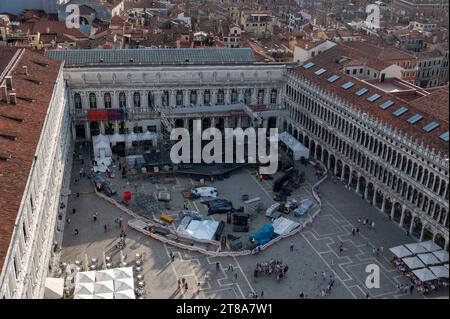 Vue d’une grande scène assemblée pour un concert de week-end sur la Piazza San Marco (place Saint-Marc) à Venise dans la région de la Vénétie au nord de l’Italie. T Banque D'Images