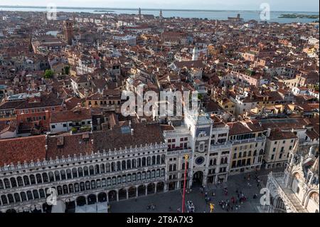 Sur le toit de la Renaissance Torre dell Orologio 1493 également connu sous le nom de St. Mark’s Clock Tower, ou The Moors Clock Tower sont une paire de figures en bronze kn Banque D'Images