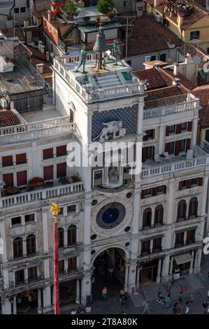 Sur le toit de la Renaissance Torre dell Orologio 1493 également connu sous le nom de St. Mark’s Clock Tower, ou The Moors Clock Tower sont une paire de figures en bronze kn Banque D'Images