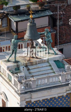 Sur le toit de la Renaissance Torre dell Orologio 1493 également connu sous le nom de St. Mark’s Clock Tower, ou The Moors Clock Tower sont une paire de figures en bronze kn Banque D'Images