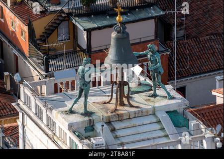 Sur le toit de la Renaissance Torre dell Orologio 1493 également connu sous le nom de St. Mark’s Clock Tower, ou The Moors Clock Tower sont une paire de figures en bronze kn Banque D'Images