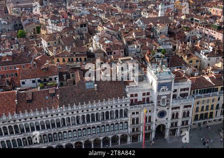 Sur le toit de la Renaissance Torre dell Orologio 1493 également connu sous le nom de St. Mark’s Clock Tower, ou The Moors Clock Tower sont une paire de figures en bronze kn Banque D'Images