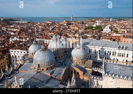 Les cinq coupoles de la Basilica di San Marco (basilique Saint-Marc), une église cathédrale, est l'un des monuments les plus importants de Venise situé sur la Piazza San Banque D'Images