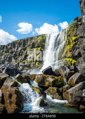 La cascade Oxarfoss à Thingvellir, Islande, l'une des principales attractions de la route touristique du cercle d'Or - Sud-Ouest de l'Islande. Banque D'Images
