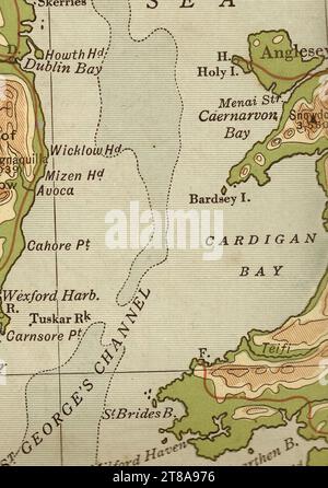 Une ancienne carte géographique en couleur sépia de l'Irlande montrant la côte est et le pays de galles. Banque D'Images
