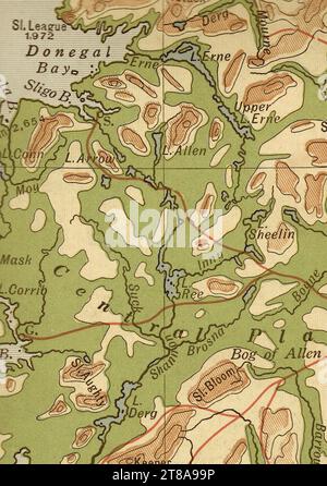 Une ancienne carte géographique en couleur sépia de l'Irlande montrant la plaine centrale. Banque D'Images