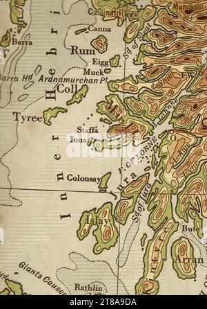 Une ancienne carte géographique en couleur sépia de l'Écosse montrant les Hébrides intérieures. Banque D'Images