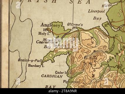 Une ancienne carte géographique en couleur sépia de l'Angleterre et du pays de Galles montrant Anglesey et la mer d'Irlande. Banque D'Images