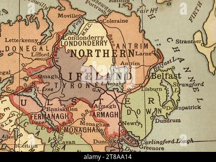 Une ancienne carte en couleur sépia politique de l'Irlande du Nord. Banque D'Images