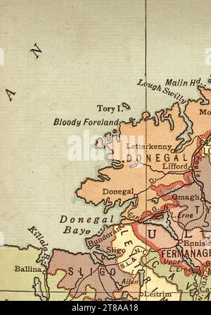 Une ancienne carte en sépia politique montrant la côte ouest de l'Irlande et le comté de Donegal. Banque D'Images