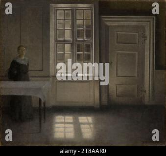 Vilhelm Hammershøi, l’un des artistes les plus célèbres du Danemark, était un peintre d’espaces tranquilles, de mystère et de silence. Parmi ses œuvres les plus mémorables figurent des peintures de son appartement au 30 Strandgade à Copenhague, ici vu avec le soleil qui brille à travers une fenêtre, illuminant le sol et la porte à droite, tandis qu’une femme se tient dans l’ombre. La pièce presque vide, les tons sourds et la porte fermée à côté d'une fenêtre évoquent une humeur obsédante remplie de complexité psychologique. Strandgade, Sunshine, c. 1906. Vilhelm Hammershøi (danois, 1864-1916). Huile sur toile ; sans cadre : 50,5 x 56,2 cm (19 7/8 x 22 1/8 po. Banque D'Images