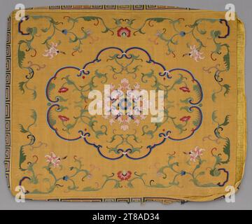 Housse de coussin (une d'un ensemble de quatre), années 1700. Chine, dynastie Qing (1644-1911). Soie, fil métallique ; total : 45,7 x 56,5 cm (18 x 22 1/4 po). Banque D'Images
