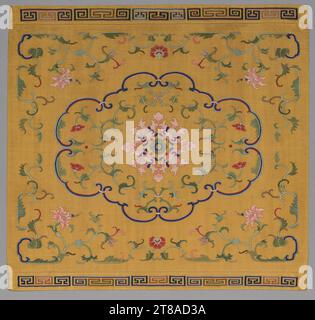 Housse de coussin, années 1700 Chine, dynastie Qing (1644-1911). Soie, fil métallique ; total : 48,9 x 52,1 cm (19 1/4 x 20 1/2 po). Banque D'Images