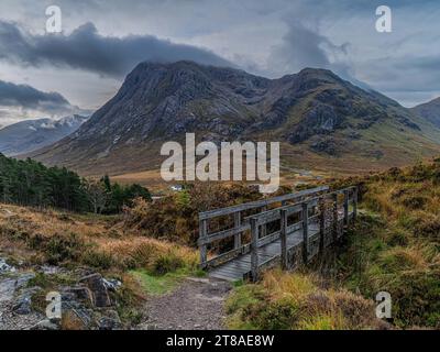 Escalier du diable regardant vers Buachaille Etive Mor et Lagangarbh Hut, Glencoe, Écosse Banque D'Images