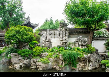 L'exquis rocher de Jade (YULINLONG) du jardin Yu. C'est un vaste jardin chinois situé à côté du temple du Dieu de la ville Banque D'Images