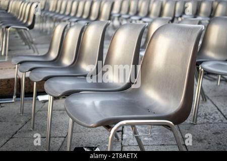 Ensemble de chaises dépliées pour des événements comme un congrès, une réunion, une conférence ou un mariage Banque D'Images