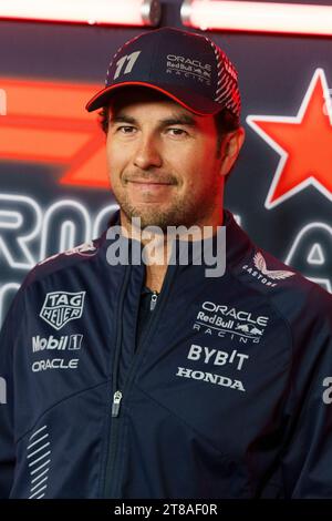 Las Vegas, États-Unis. 18 novembre 2023. Le pilote mexicain de Formule 1 Sergio Pérez de Red Bull Racing est vu sur le tapis rouge avant le Grand Prix de Formule 1 de Las Vegas au Las Vegas Strip circuit le samedi 18 novembre 2023. Photo de Greg Nash/UPI crédit : UPI/Alamy Live News Banque D'Images