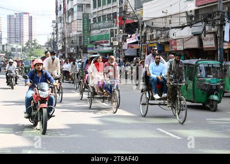 Dhaka, Bangladesh. 19 novembre 2023. Les navetteurs font leur chemin lors du premier jour de grève nationale de 48 heures à Dhaka, au Bangladesh, le 19 novembre 2023. Le parti d'opposition bangladais BNP et son alliance ont appelé à une grève de 48 heures pour protester contre l'annonce de la 12e élection nationale prévue le 07 janvier 2024. Crédit : Mamunur Rashid/Alamy Live News Banque D'Images