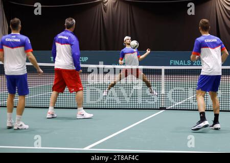 De gauche à droite : le joueur Adam Pavlasek, le capitaine Jaroslav Navratil, à gauche, et les joueurs Tomas Machac, Jiri Lehecka jouent au football tennis (futnet) à Banque D'Images