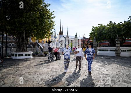 Thaïlande. 19 novembre 2023. Les touristes de Serbie portant des imprimés éléphants visitent le Grand Palais de Bangkok. La vie quotidienne à Bangkok, Thaïlande alors que le gouvernement thaïlandais pousse à la croissance du marché du tourisme international, en adoptant récemment des programmes d'entrée sans visa dans le Royaume pour les touristes internationaux de Russie, de Chine et d'Inde. Crédit : Matt Hunt/Neato/Alamy Live News Banque D'Images