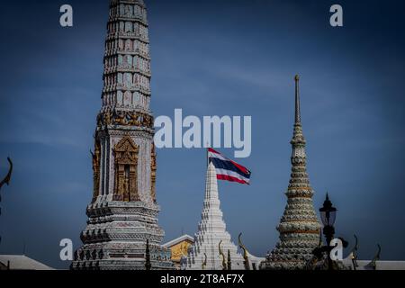 Thaïlande. 19 novembre 2023. Le drapeau national de Thaïlande est vu agiter au Grand Palais de Bangkok. La vie quotidienne à Bangkok, Thaïlande alors que le gouvernement thaïlandais pousse à la croissance du marché du tourisme international, en adoptant récemment des programmes d'entrée sans visa dans le Royaume pour les touristes internationaux de Russie, de Chine et d'Inde. Crédit : Matt Hunt/Neato/Alamy Live News Banque D'Images