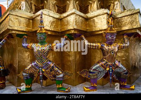 Thaïlande. 19 novembre 2023. Des statues sont vues sur le terrain au Grand Palais de Bangkok. La vie quotidienne à Bangkok, Thaïlande alors que le gouvernement thaïlandais pousse à la croissance du marché du tourisme international, en adoptant récemment des programmes d'entrée sans visa dans le Royaume pour les touristes internationaux de Russie, de Chine et d'Inde. Crédit : Matt Hunt/Neato/Alamy Live News Banque D'Images