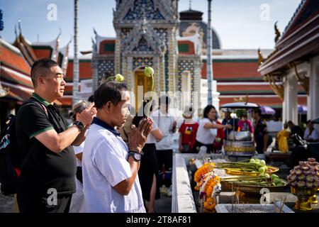 Thaïlande. 19 novembre 2023. Les gens prient au Grand Palais de Bangkok. La vie quotidienne à Bangkok, Thaïlande alors que le gouvernement thaïlandais pousse à la croissance du marché du tourisme international, en adoptant récemment des programmes d'entrée sans visa dans le Royaume pour les touristes internationaux de Russie, de Chine et d'Inde. Crédit : Matt Hunt/Neato/Alamy Live News Banque D'Images