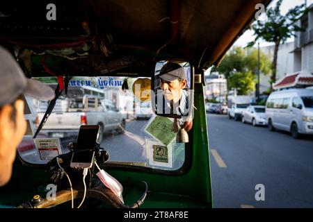 Thaïlande. 19 novembre 2023. Un chauffeur de tuk tuk transporte des passagers autour du Grand Palais de Bangkok. La vie quotidienne à Bangkok, Thaïlande alors que le gouvernement thaïlandais pousse à la croissance du marché du tourisme international, en adoptant récemment des programmes d'entrée sans visa dans le Royaume pour les touristes internationaux de Russie, de Chine et d'Inde. Crédit : Matt Hunt/Neato/Alamy Live News Banque D'Images