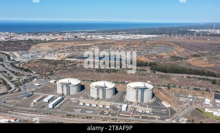 Vue aérienne d'une installation de stockage de gaz naturel liquéfié stockée dans des conteneurs chauffants au Portugal. Banque D'Images