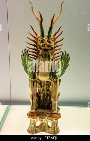 Shanghai Chine 9 juin 2023 : statue de poterie émaillée polychrome de bête gardienne céleste dans le musée de Shanghai. De la dynastie Tang, A.D. 618 - 907 Banque D'Images
