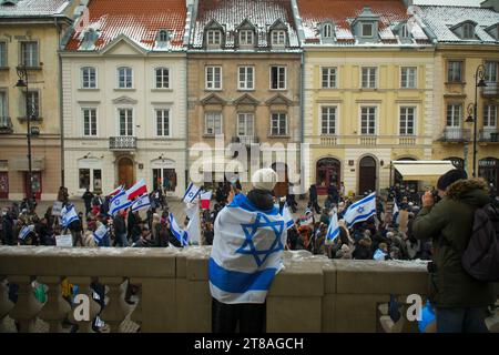 Varsovie, Pologne. 19 novembre 2023. Plusieurs centaines de personnes participent à un rassemblement contre l'antisémitisme à Varsovie, en Pologne, le 19 novembre 2023. (Photo Jaap Arriens/Sipa USA) crédit : SIPA USA/Alamy Live News Banque D'Images