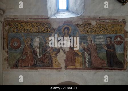 SPISSKA KAPITULA, SLOVAQUIE - 9 AOÛT 2023 : fresque gothique : couronnement de Charles Ier par la Vierge Marie sur le mur de la cathédrale Saint Martin à Spisska Ka Banque D'Images