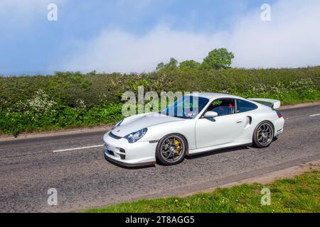 2002 White Porshe Z Series essence 3800 cc 3,8 litres moteur biturbo ; Vintage, moteurs classiques restaurés, collectionneurs automobiles passionnés d'automobile, voitures anciennes voyageant dans le Cheshire, Royaume-Uni Banque D'Images