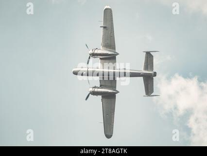Vue de Bellow avec un bombardier nord-américain B-25 Mitchell. Banque D'Images