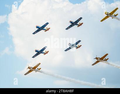 Bucarest, Roumanie -août 25 2023 : Air bandits acrobaties volantes en formatioan à un spectacle aérien à Bucarest. Banque D'Images