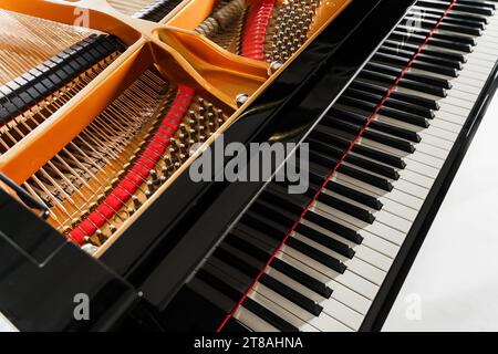 Piano à queue de luxe avec couvercle ouvert Banque D'Images