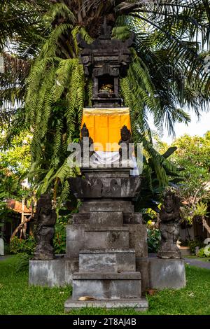 Parc avec plantes tropicales et statues traditionnelles de la foi hindoue et pour la décoration. Vie tropicale insulaire en tant que touriste à Bali Indonésie Banque D'Images