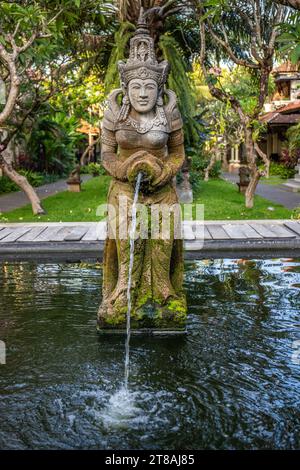 Parc avec plantes tropicales et statues traditionnelles de la foi hindoue et pour la décoration. Vie tropicale insulaire en tant que touriste à Bali Indonésie Banque D'Images