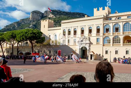 Monaco ville, Monaco. 19 novembre 2023. Famille royale de Monaco sur le balcon du Palais princier à Monaco-ville, le 19 novembre 2023, lors des célébrations de la fête nationale de Monaco crédit : Albert Nieboer/Netherlands OUT/point de vue OUT/dpa/Alamy Live News Banque D'Images